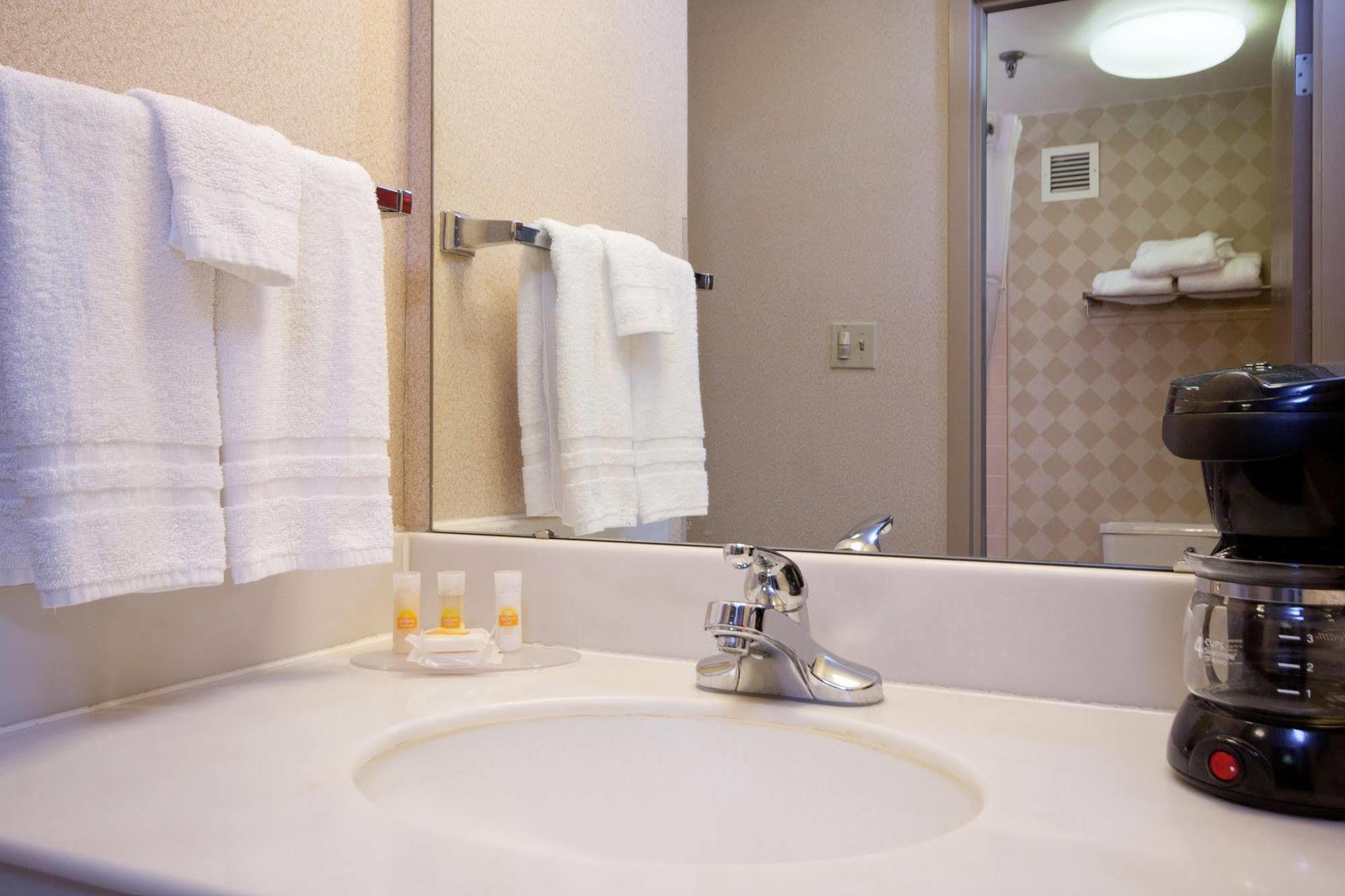 Comfort Inn & Suites Buffalo Airport Esterno foto